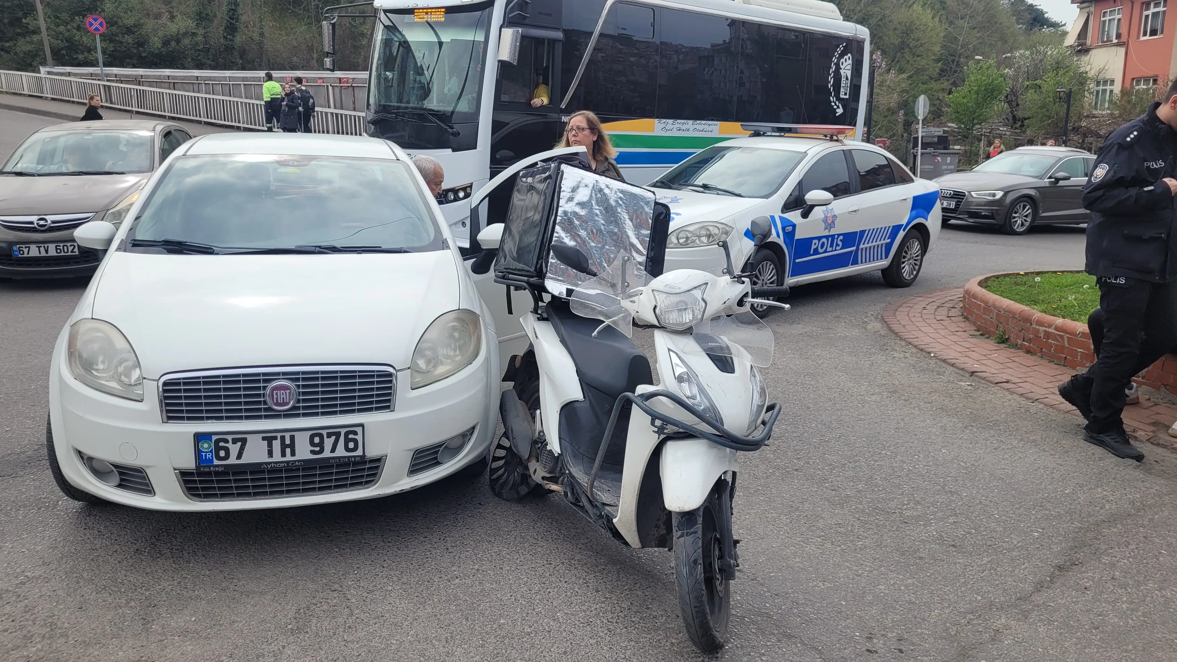 Motosiklet ile otomobil çarpıştı: 1 Yaralı