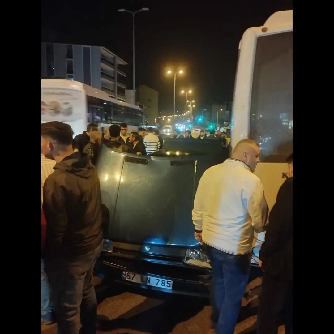 Karşı şeride geçip otobüse çarptı