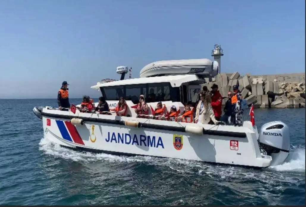 Öğrenciler Jandarma Asayiş Botu İle  Denizde gezdirildi..