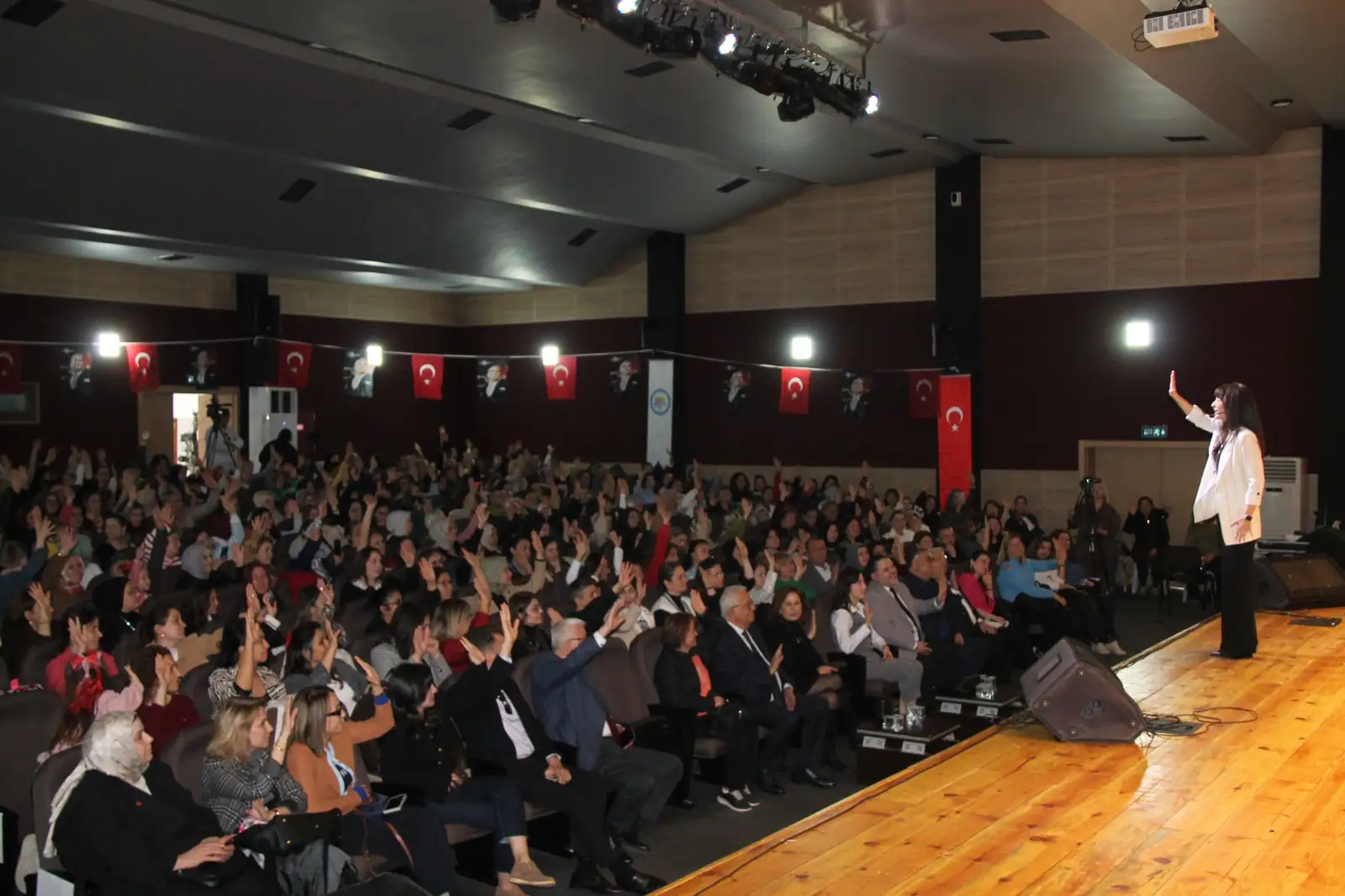 KDZ. EREĞLİ BELEDİYESİ “EDEBİYAT GÜNLERİ” İLE EREĞLİ’Yİ SANATA DOYURDU
