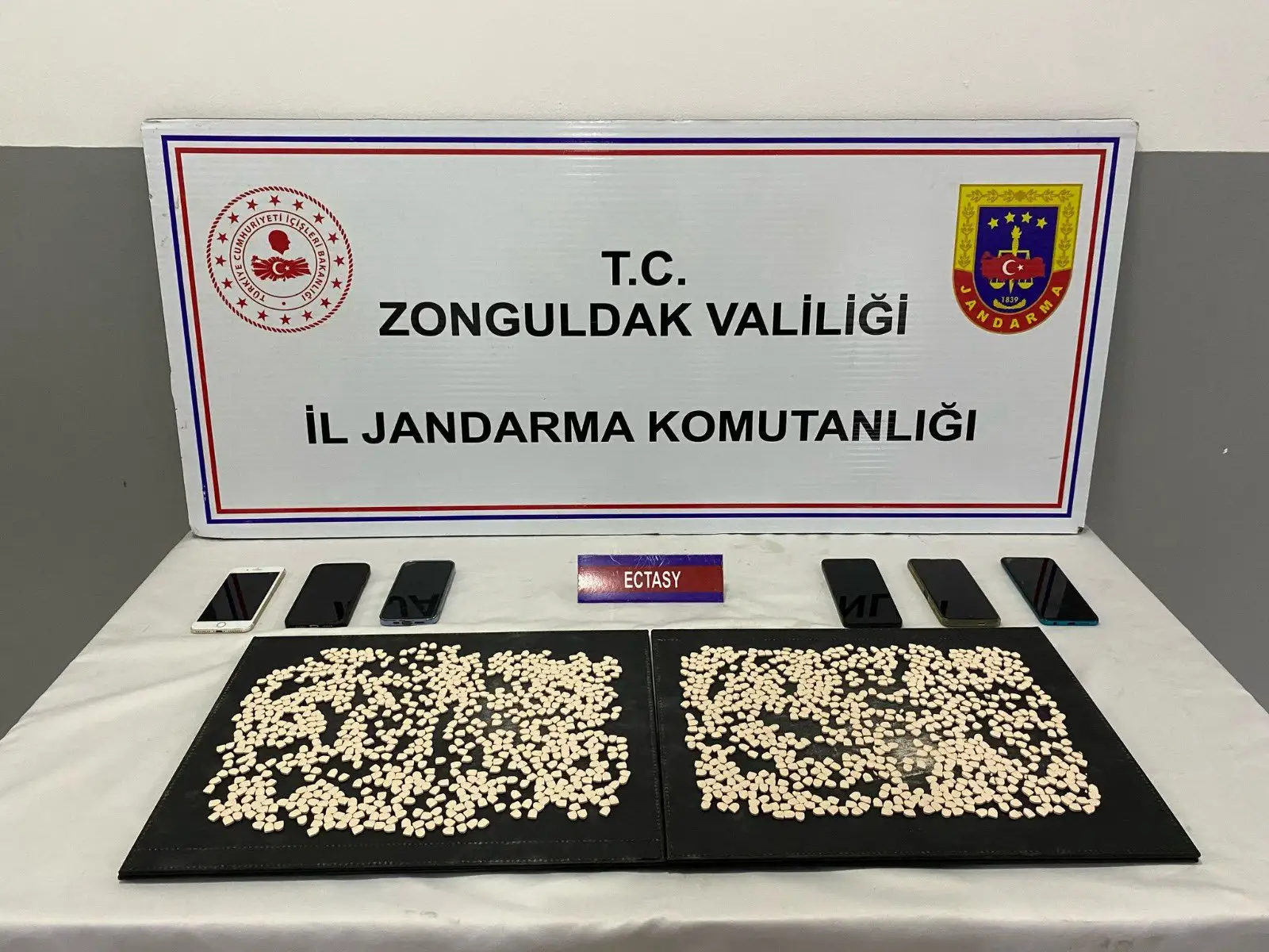 Jandarma 1.540 adet sentetik uyuşturucu ele geçirdi...