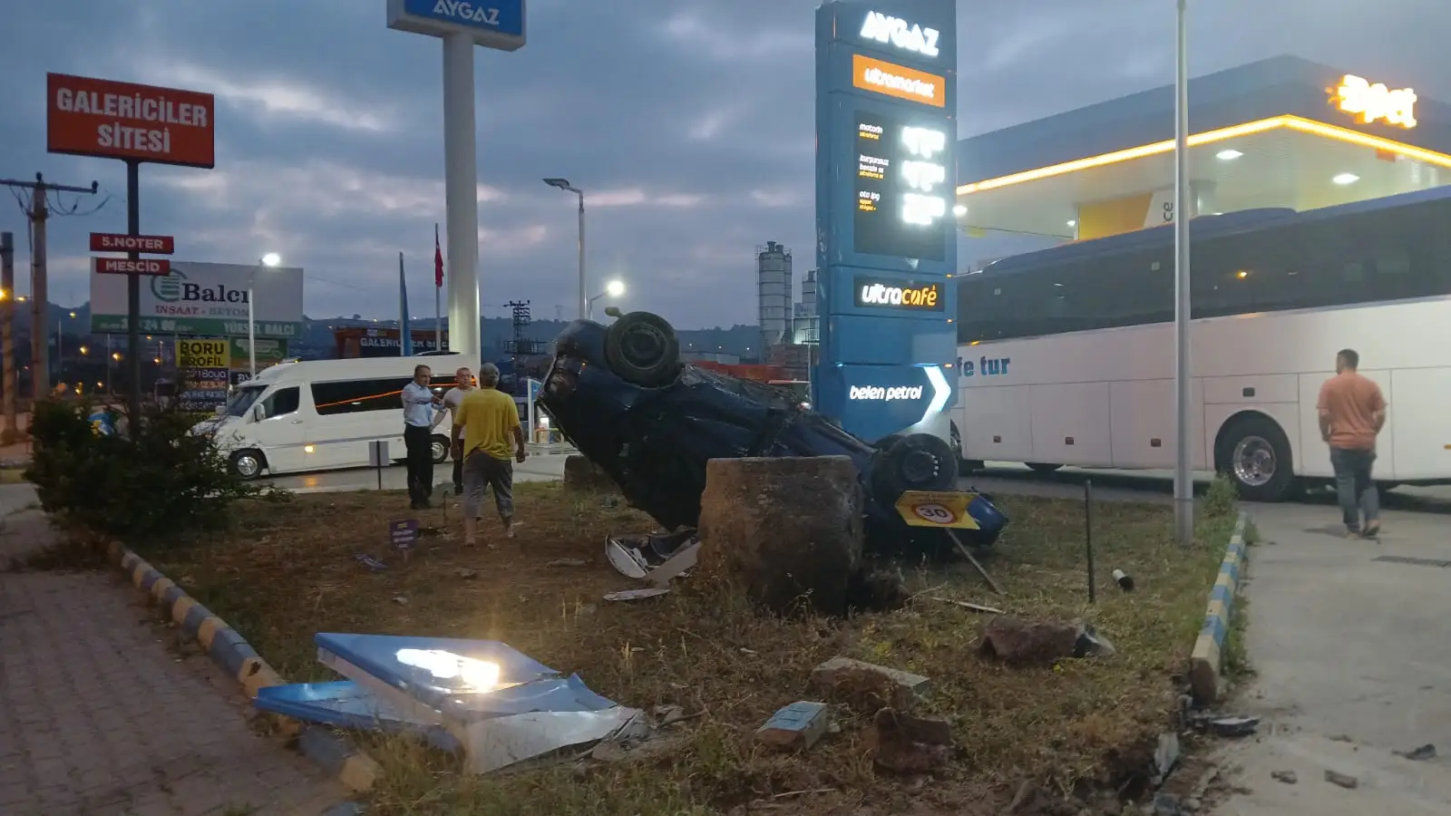 Takla atan otomobil sürücüsü yaralandı...