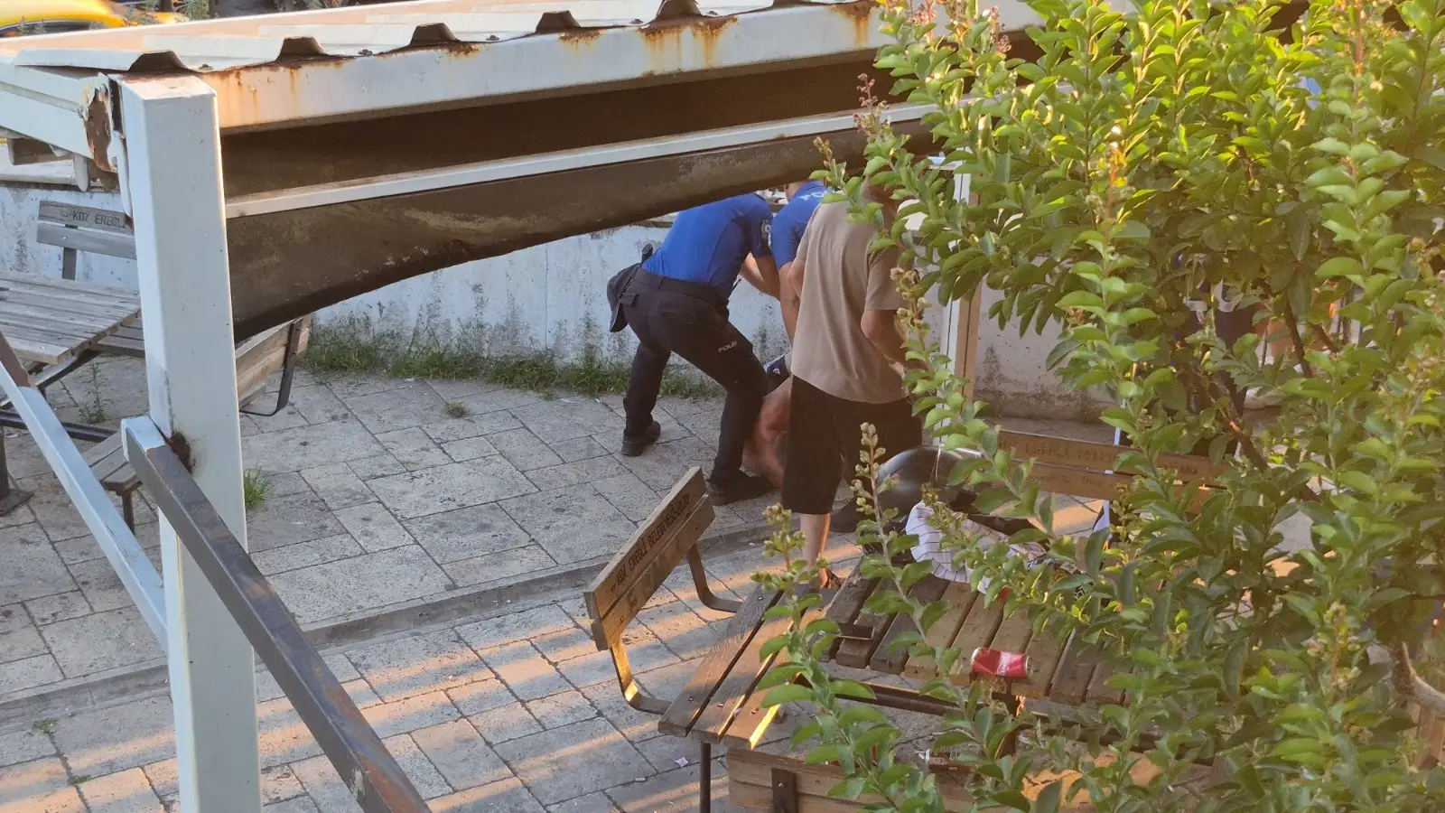 Komisere saldıran bir kişi tutuklandı...