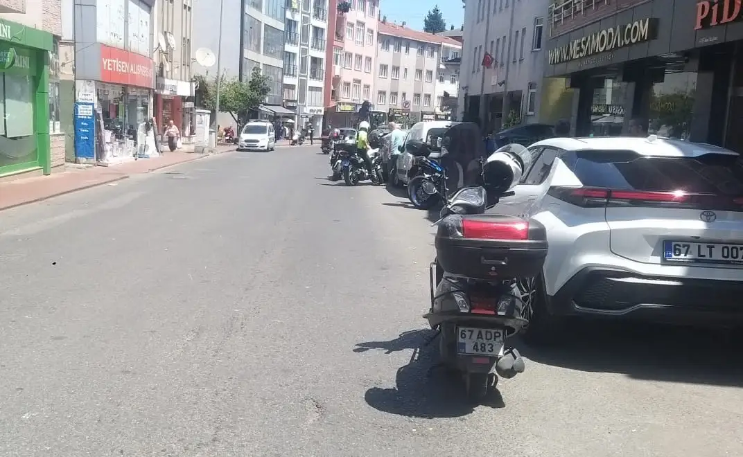 Motosiklet kurye yayaya çarptı 2 yaralı..