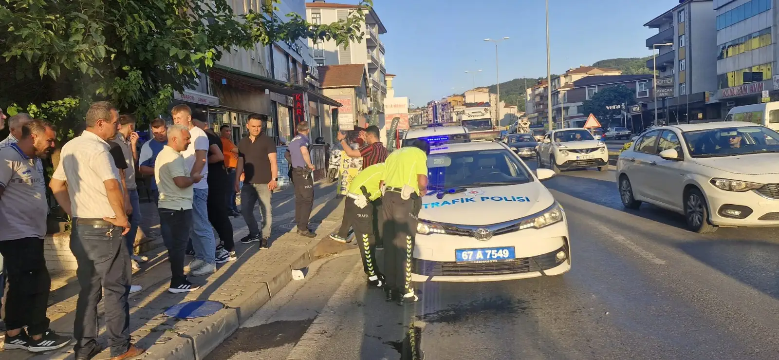 Karşıdan karşıya geçmek isteyen yaya motosiklet çarptı