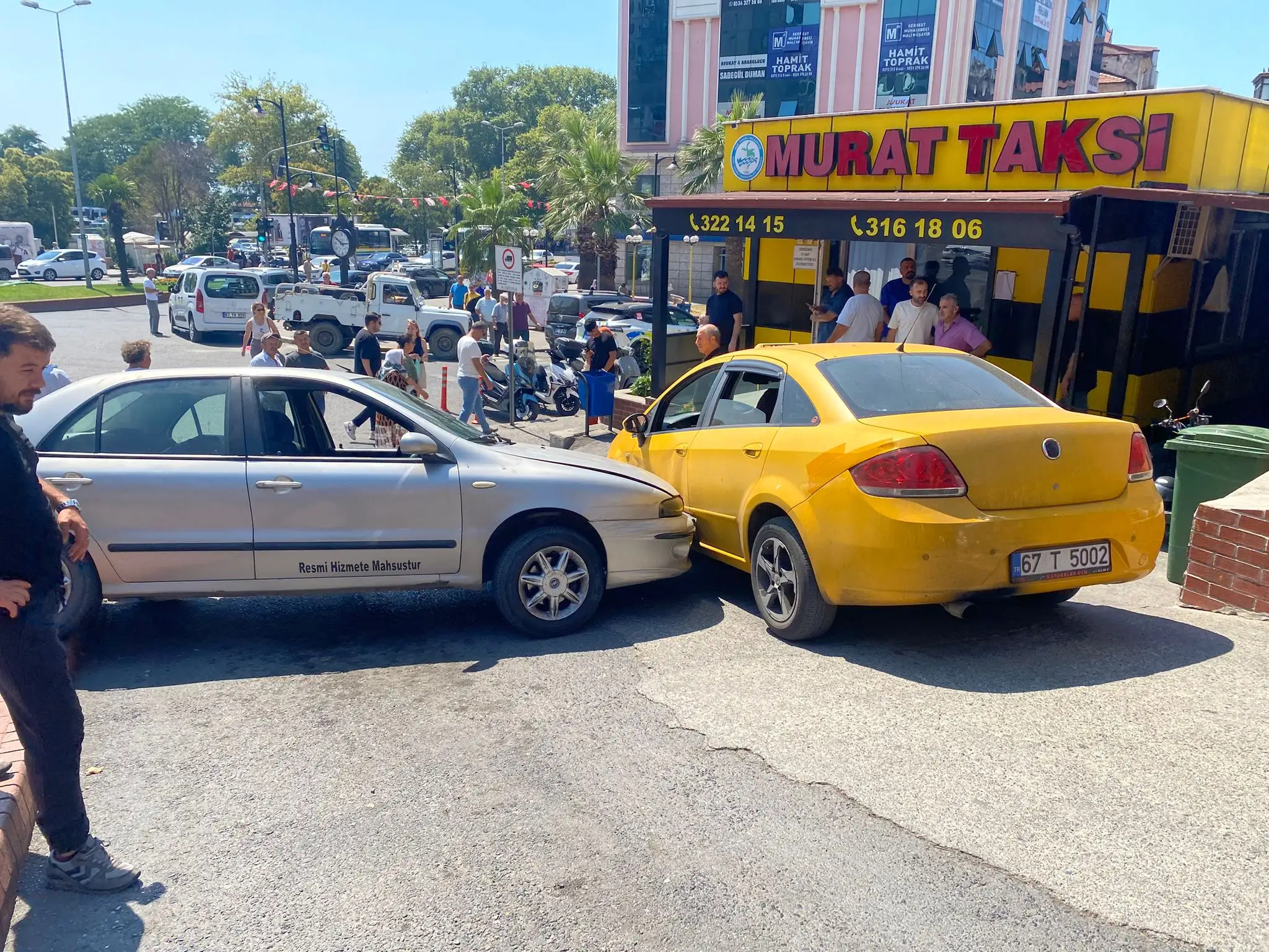 Ticari taksiye çarparak durabildi..