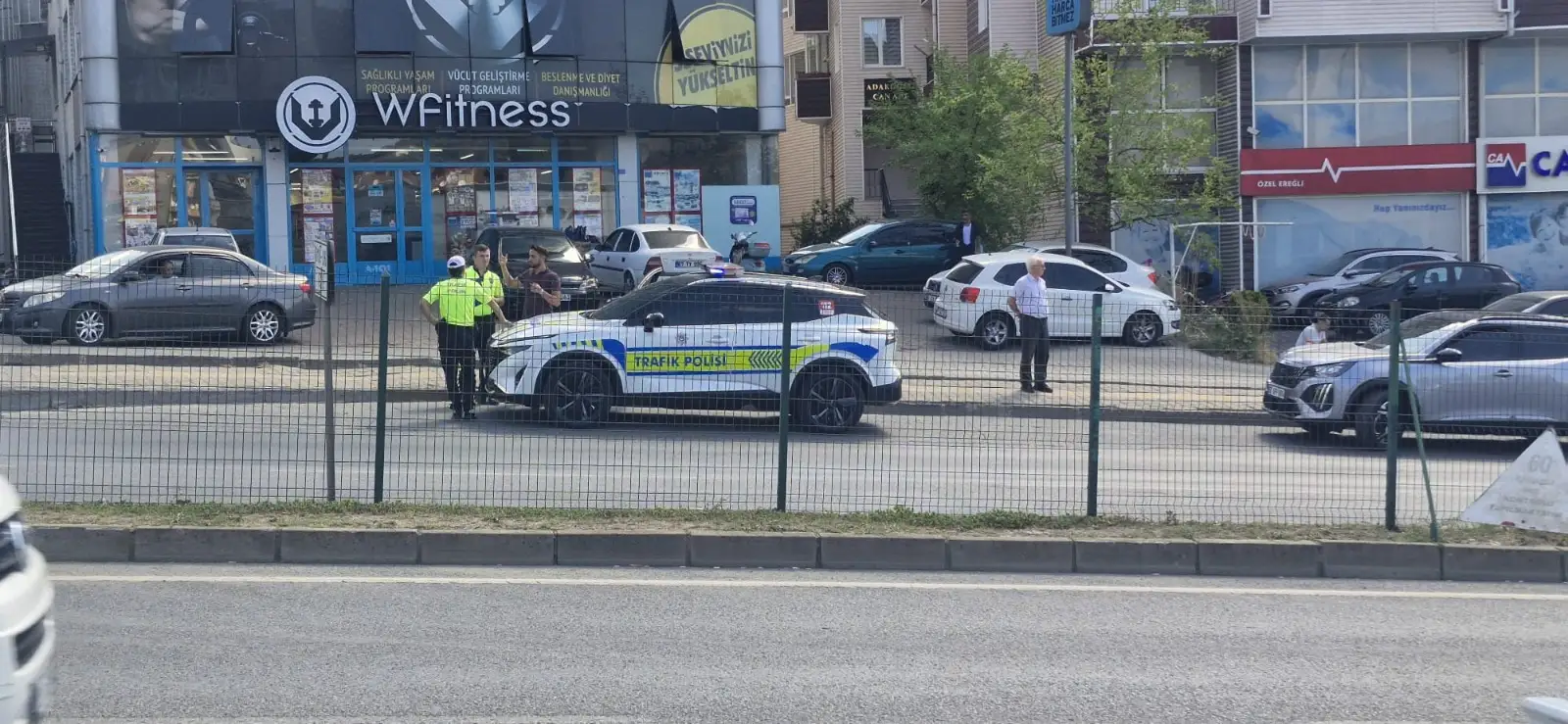 Otomobil karşıdan karşıya geçmek isteyen yaya çarptı