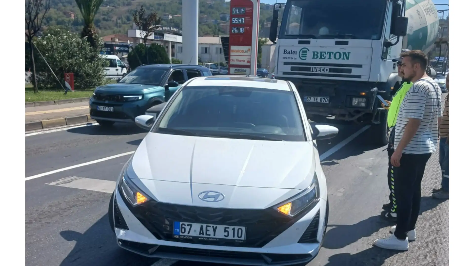 Beton mikseri araca çarptı, araç içindeki bebek yaralandı..