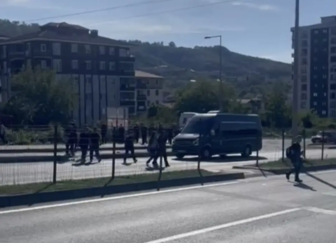 Öğrencilerin karşıdan karşıya tehlikeli geçişi..