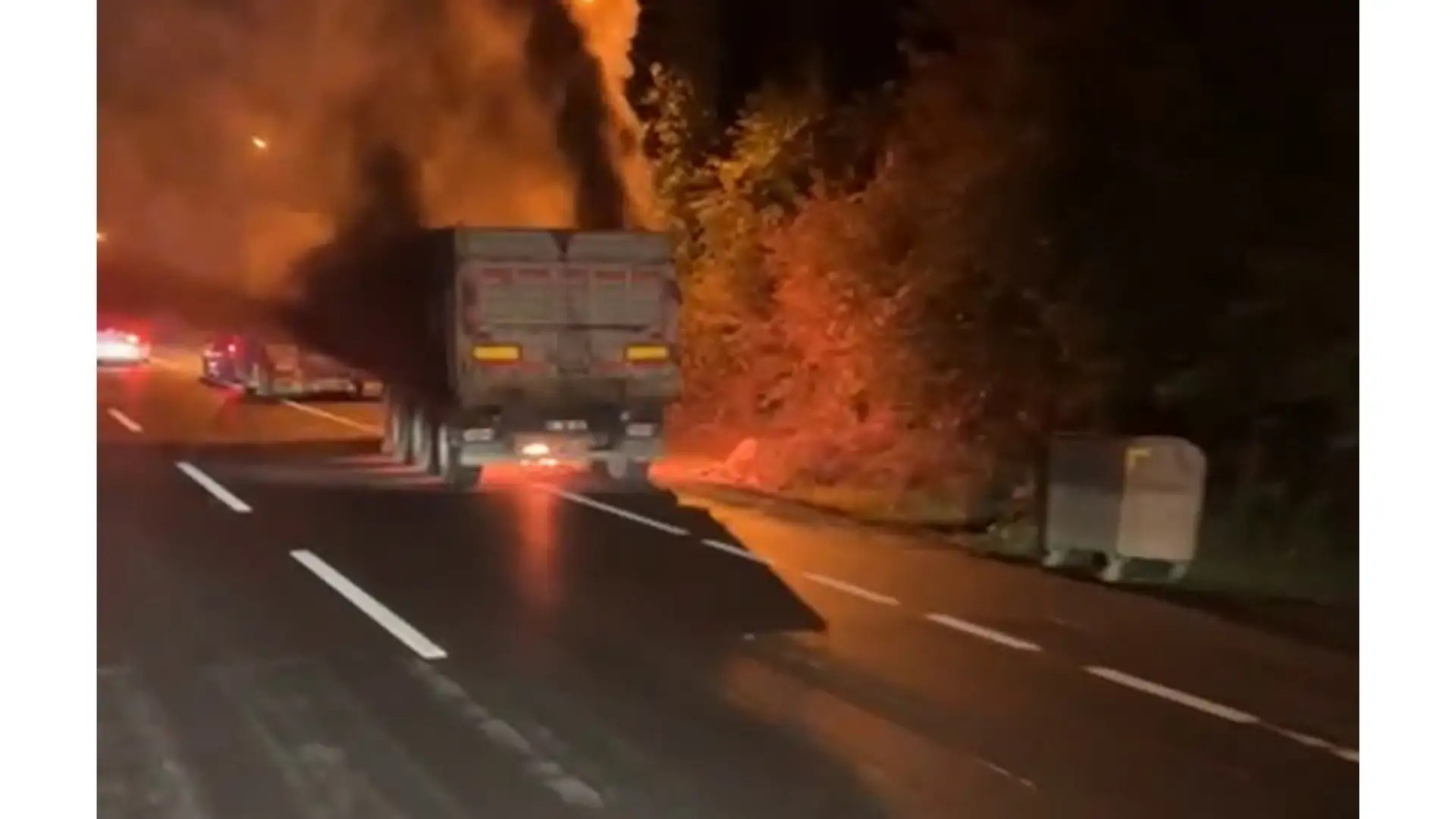 Tırın dorsesi alevlere teslim oldu