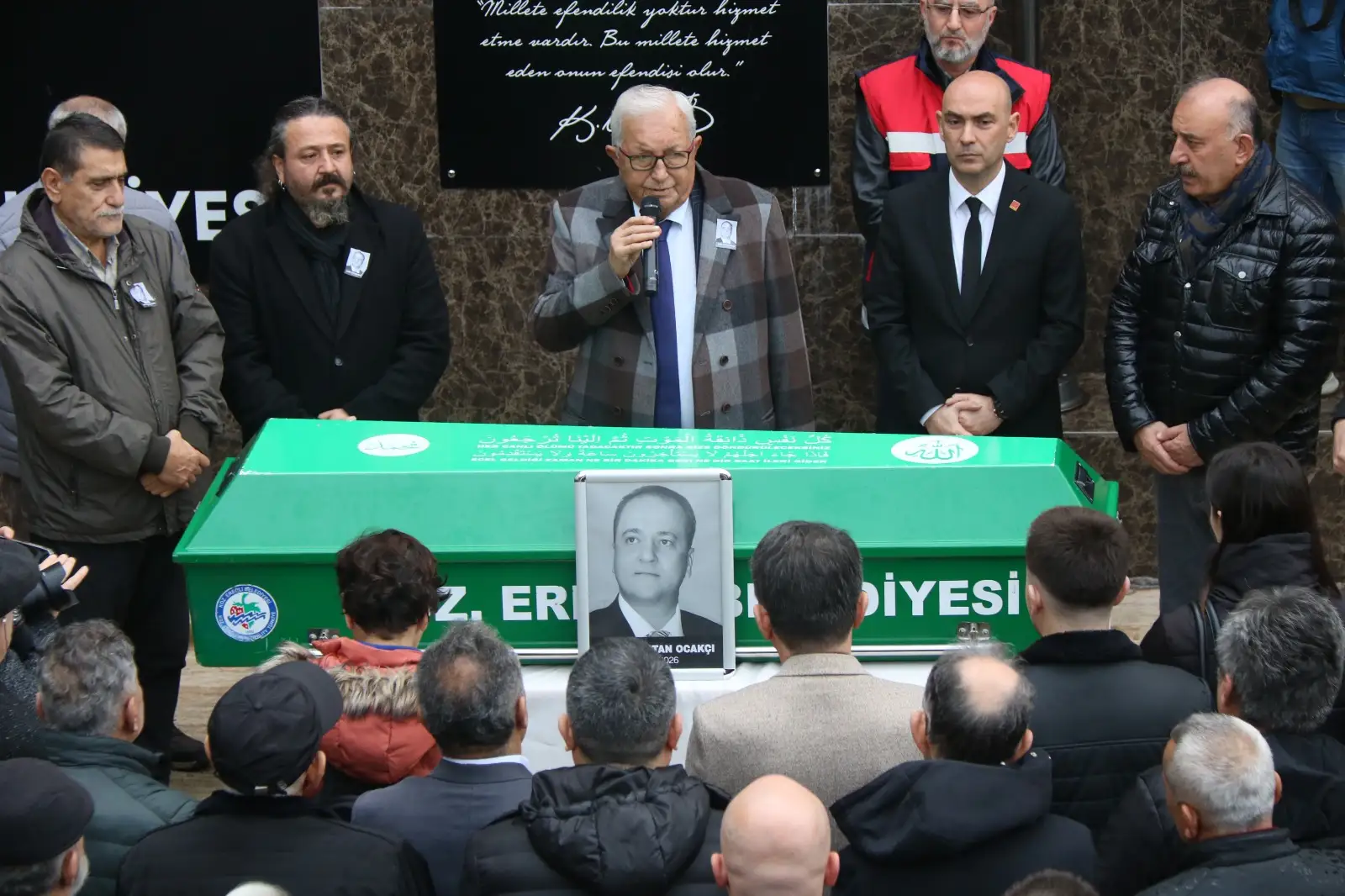 SERTAN OCAKCI İÇİN BELEDİYE ÖNÜNDE TÖREN DÜZENLENDİ