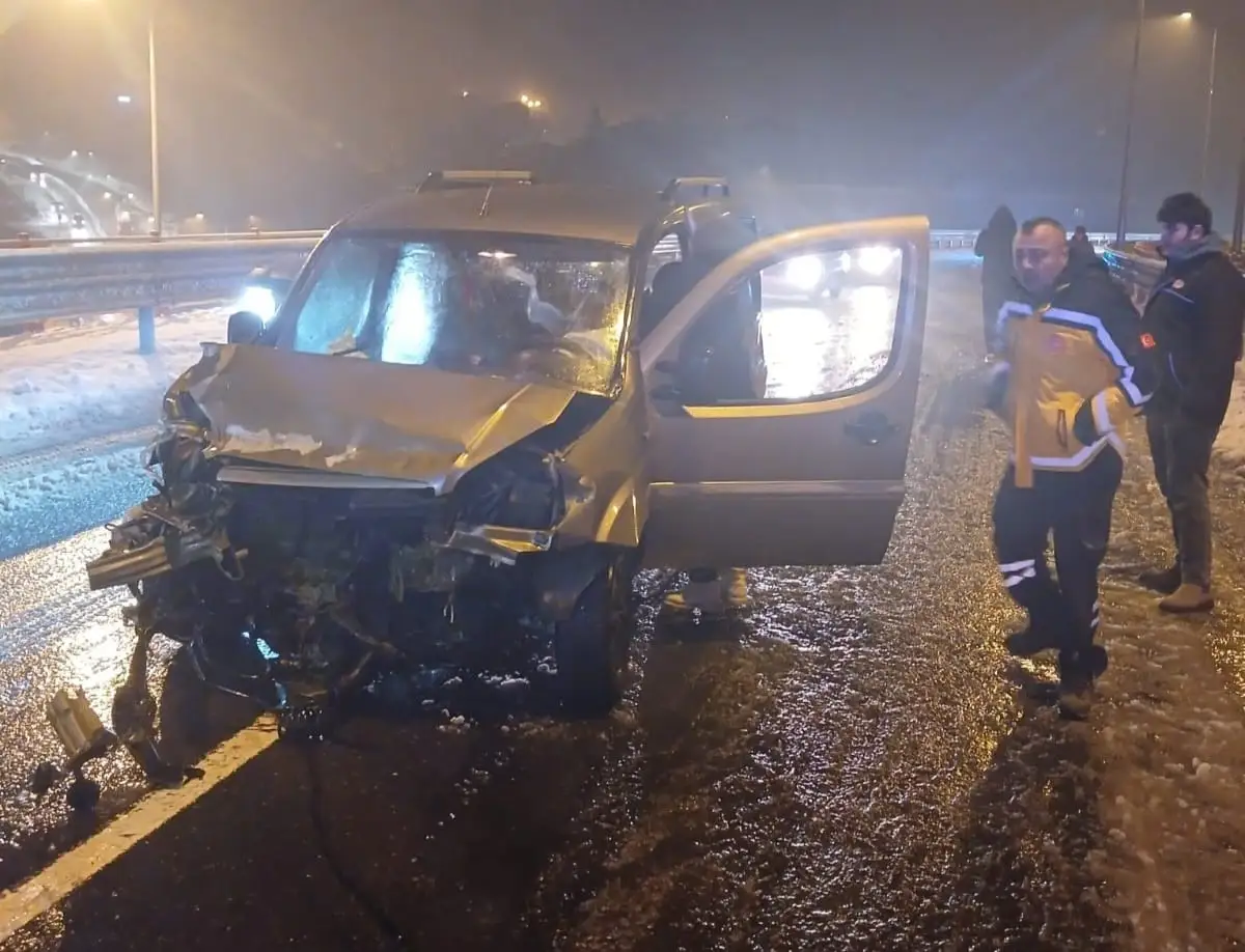 Hafif ticari araç bariyere çarptı:  2 Yaralı