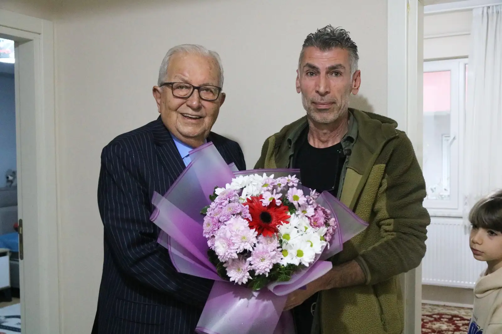 BAŞKAN POSBIYIK, DEPREMZEDE AİLEYİ EVİNDE ZİYARET ETTİ