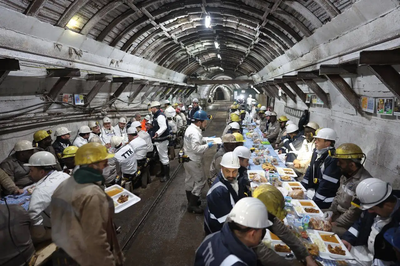 Bakan Bayraktar, Kozlu Maden İşçileriyle İftar Sofrasında Buluştu