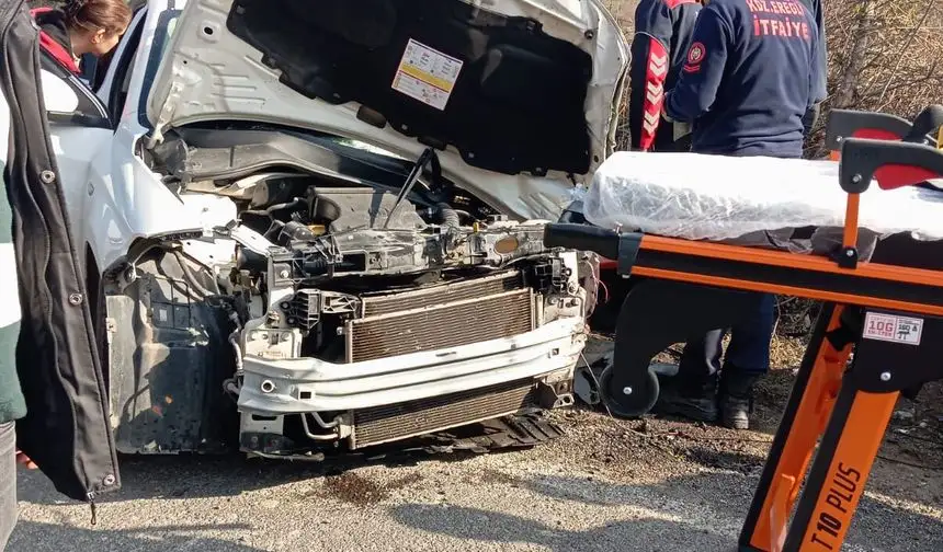 İşçi servisi ile otomobil çarpıştı: 12 Yaralı