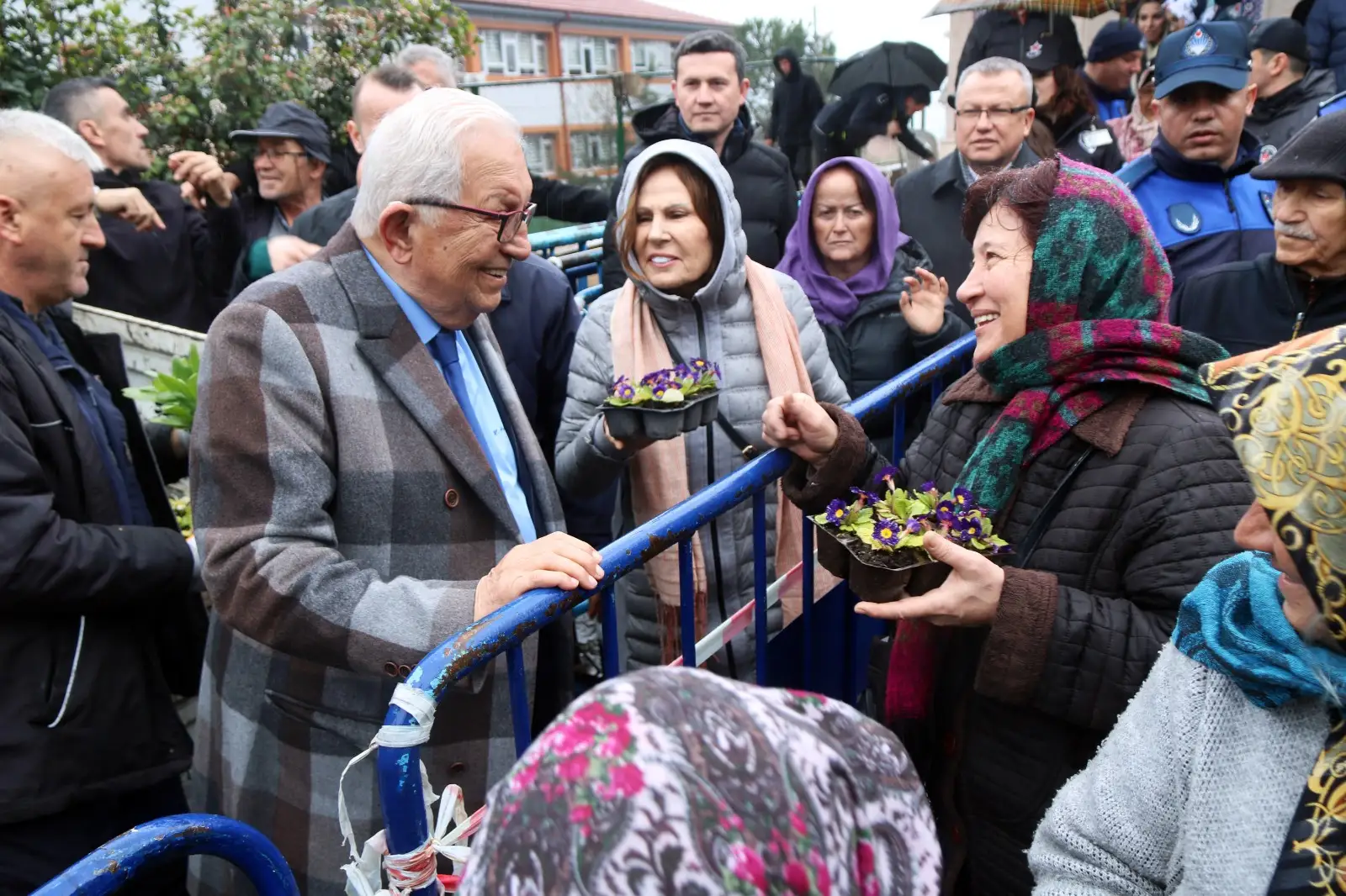 GELENEKSEL MEVLİD PROGRAMINDA 30 BİN ÇİÇEK FİDESİ DAĞITILDI