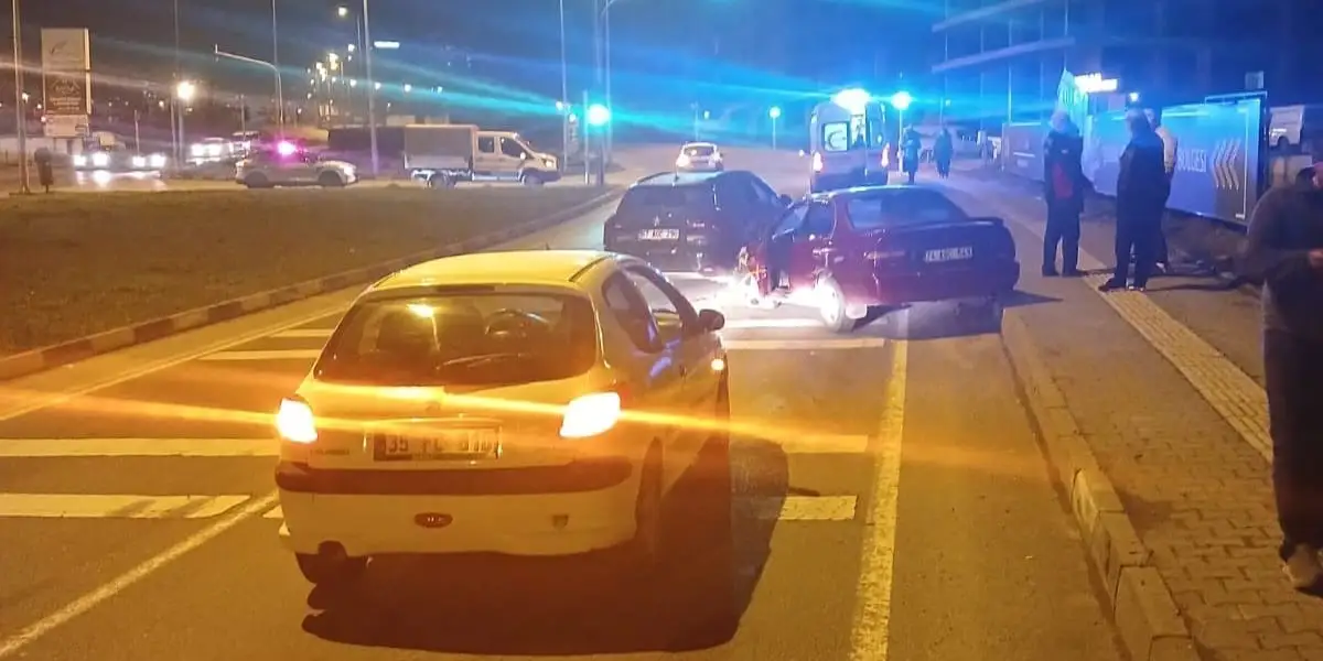 3 Aracın karıştığı kazada iki kişi yaralandı