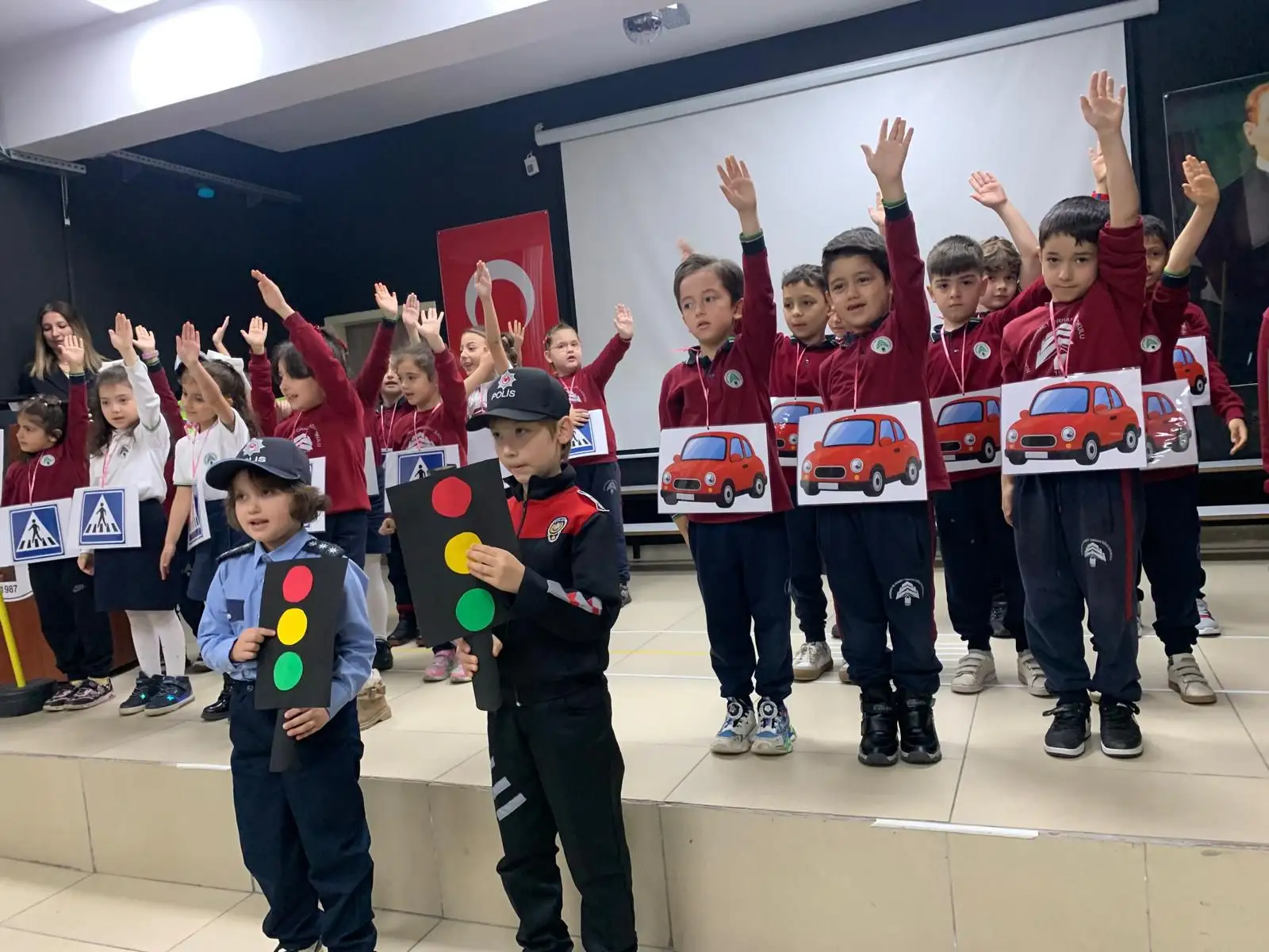 Miniklere Trafik Kuralları ve İlkyardım Anlatıldı