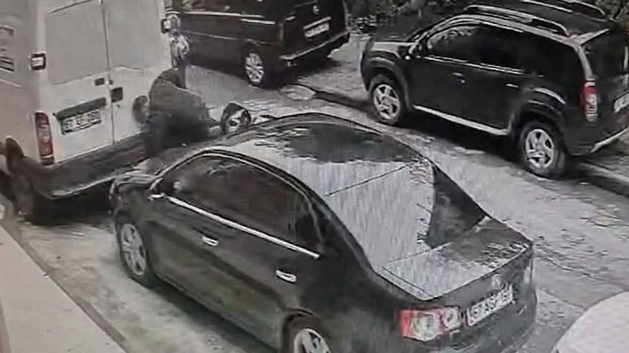 Motosikleti Çalıştırdı, Kontrolü Kaybedip Araca Çarptı