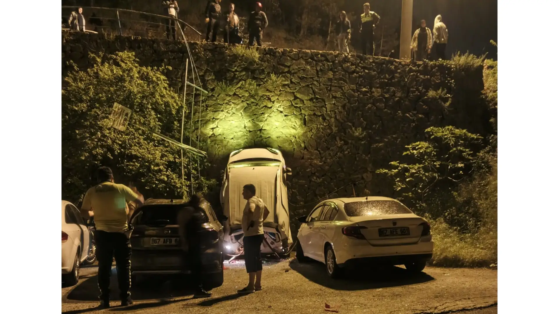 Polisi Görünce 100 Metre Geri Geri Kaçtı, Duvardan Uçtu