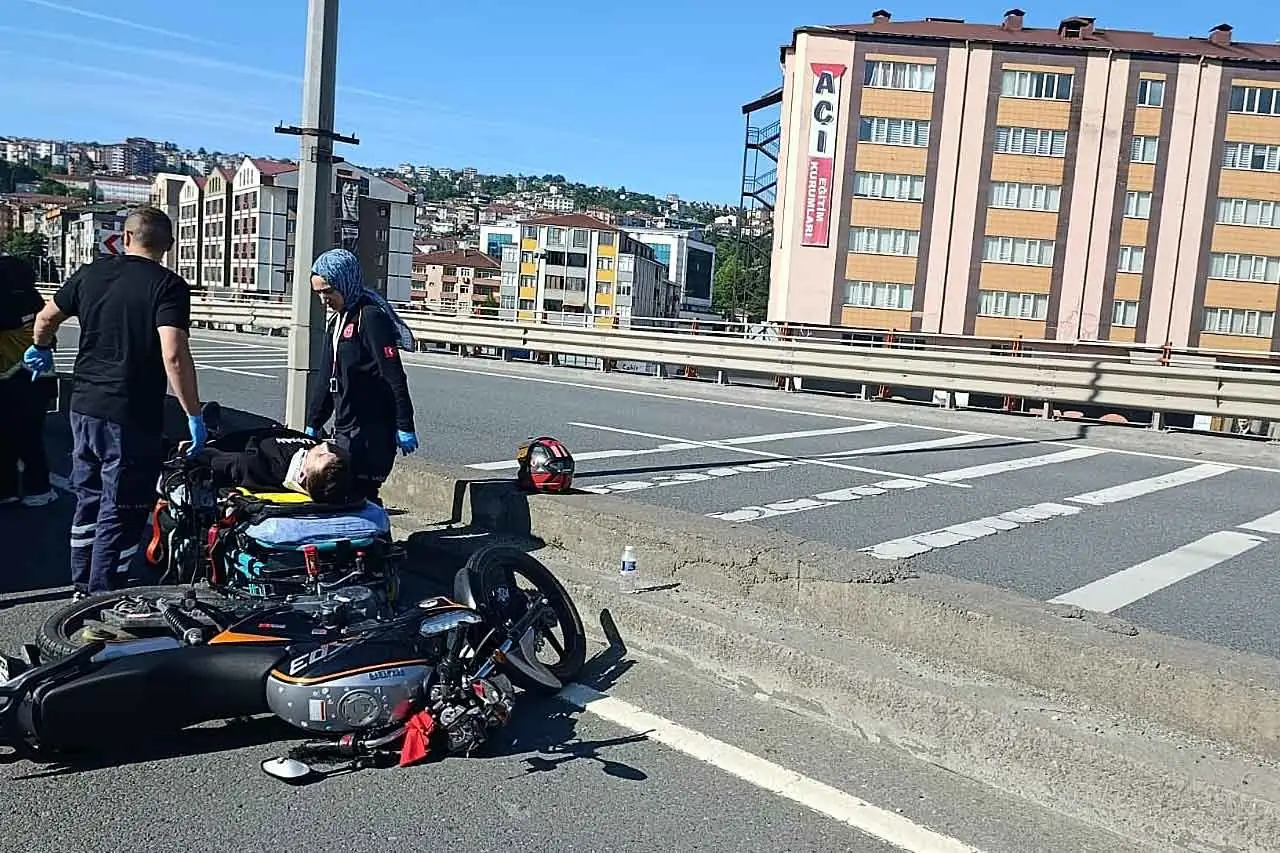 Motosikleti devirdi, yaralandı..