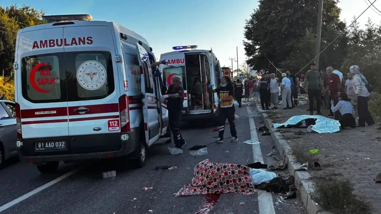 Akçakoca-Alaplı Yolunda Feci Kaza: TIR Aracı Ezdi, 4 Ölü, 8 Yaralı