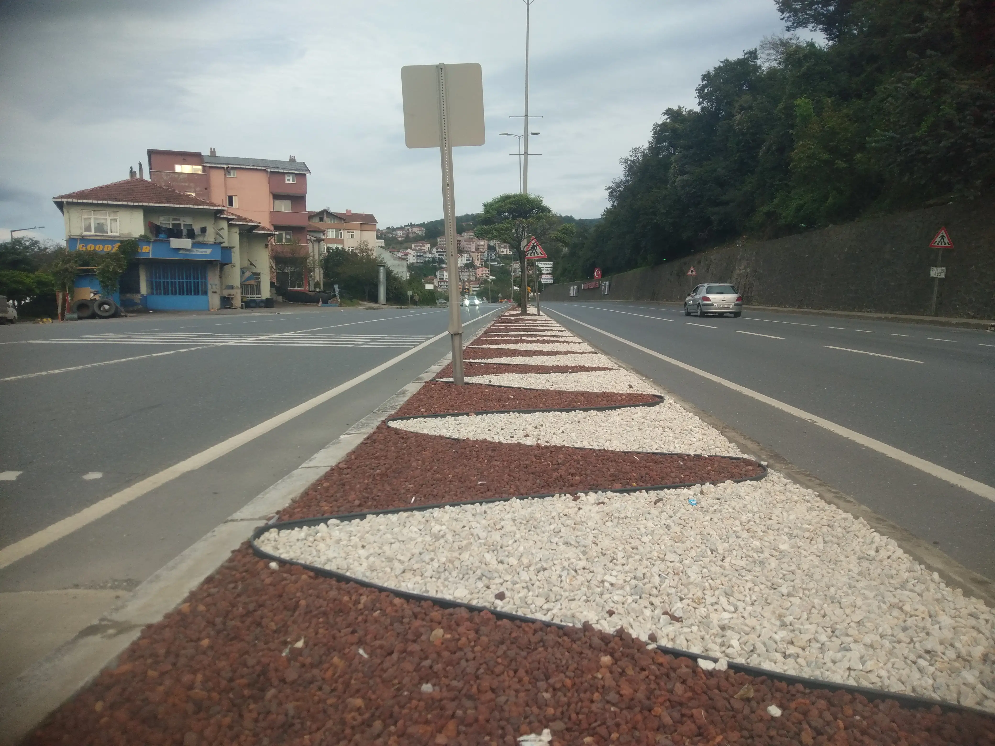 Gülüç'te Otları Biçmek Zor Geldi, Refüj Taşlandı!..