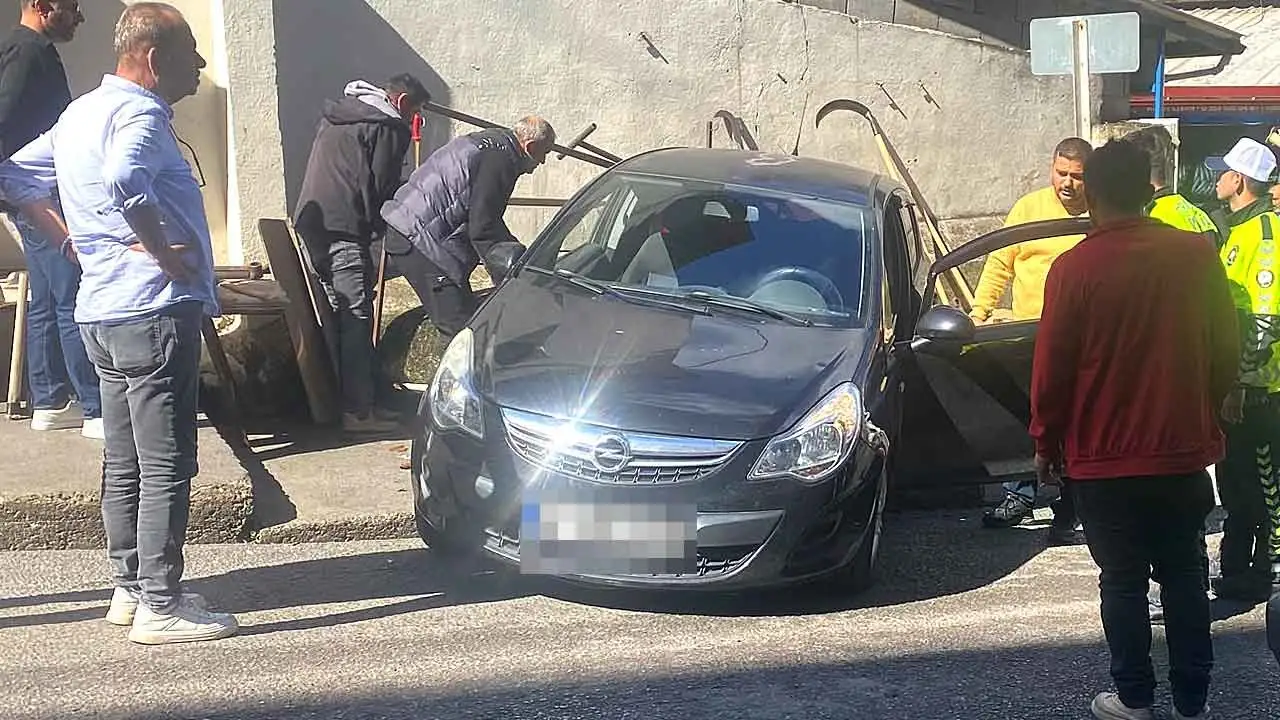 El frenini çekmedi… Otomobil kaldırımda durabildi…