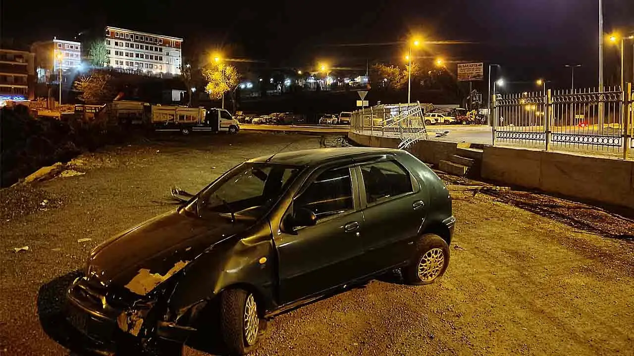 Otomobil Hurdaya Döndü, Sürücü Olay Yerinden Kaçtı!