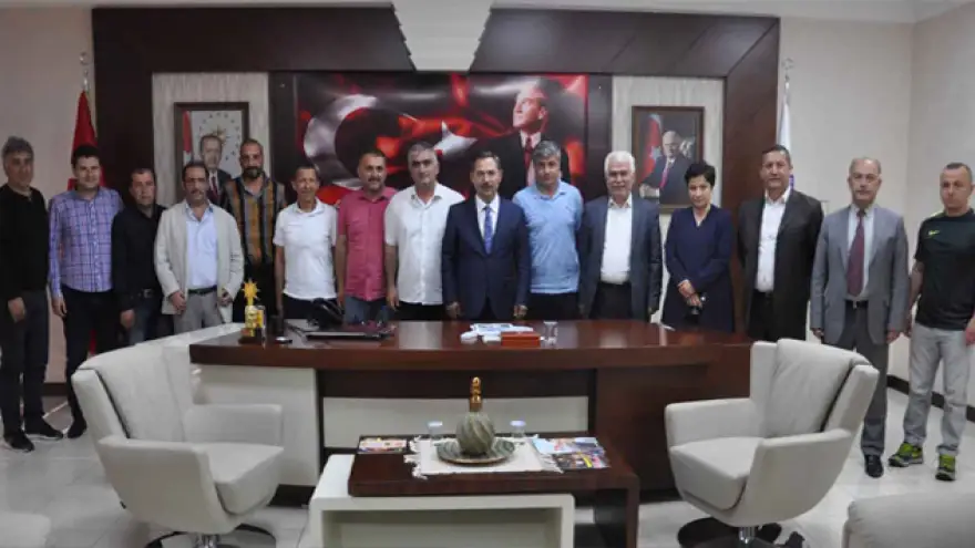 Yeni hoca başkanlık makamına çıktı