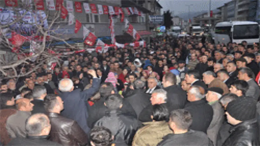 MAHALLELERDE AK SAÇLI DELİKANLI COŞKUSU