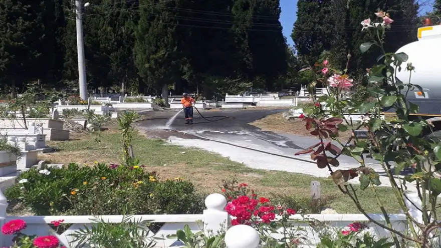 Mezarlıklarda bayram temizliği..