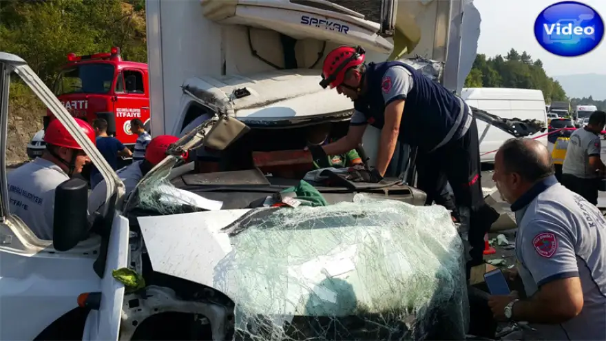 3 araç çarpıştı; 2'si ağır 3 yaralı...