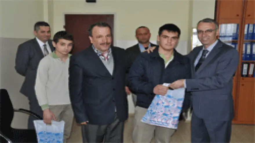 ÇİMENOĞLU MADALYALI GÜREŞÇİLERİ KUTLADI