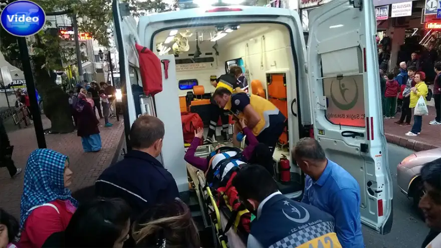 Karşıya geçecekti... Kamyonet çarptı..