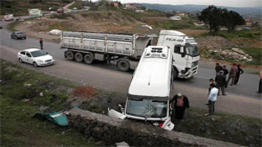 TRAFİK KAZASI:15 YARALI