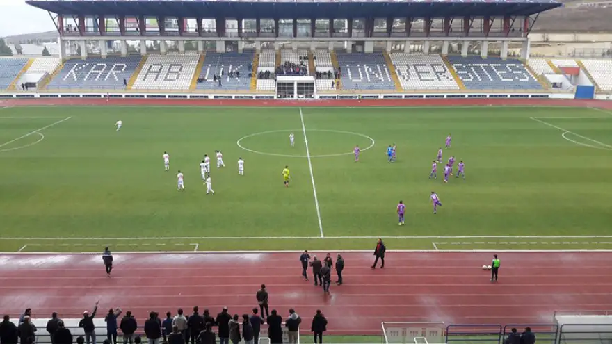 Kızlar kazandı, bal maçı ertelendi..