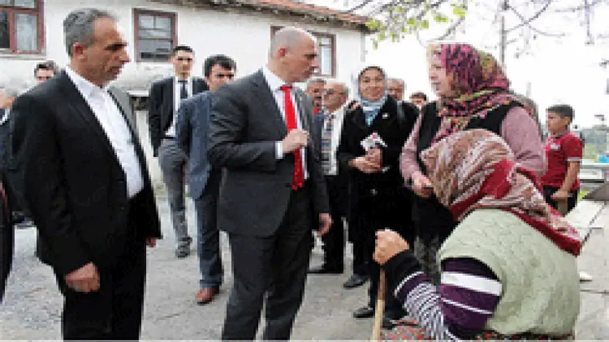 ÖZDEMİR'DEN MAHALLE GEZİLERİ