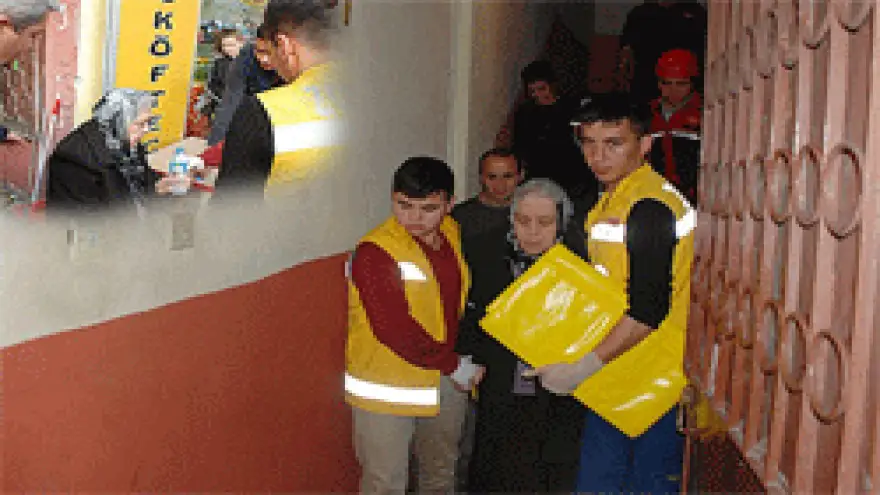 YAŞLI KADINI İTFAİYE EKİPLERİ KURTARDI