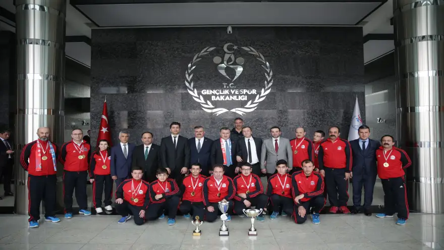 Çaturoğlu ve beraberindekiler, Bakan Bak’ı ziyaret etti