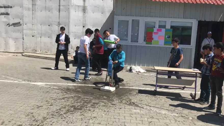 Bisiklet pompası ile roket yaptılar…