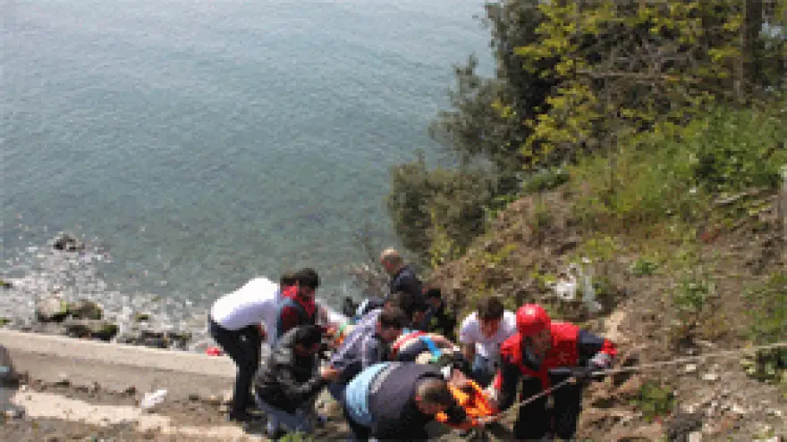 DENİZE UÇAN SÜRÜCÜ KAZAYI KIRIKLARLA ATLATTI 