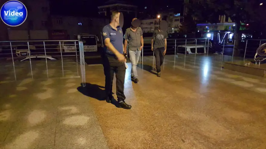 Karakola yürüyerek girdiler...