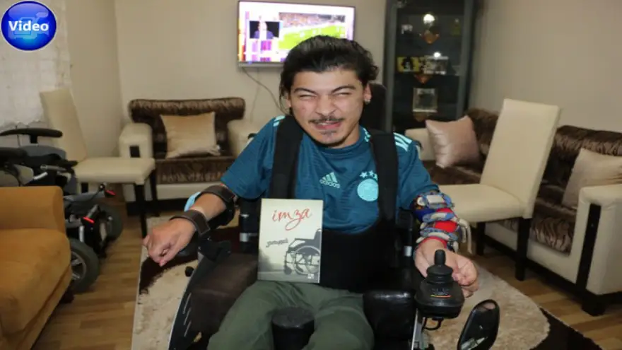 Tek parmağıyla hayata tutundu, şiir kitabı çıkarttı