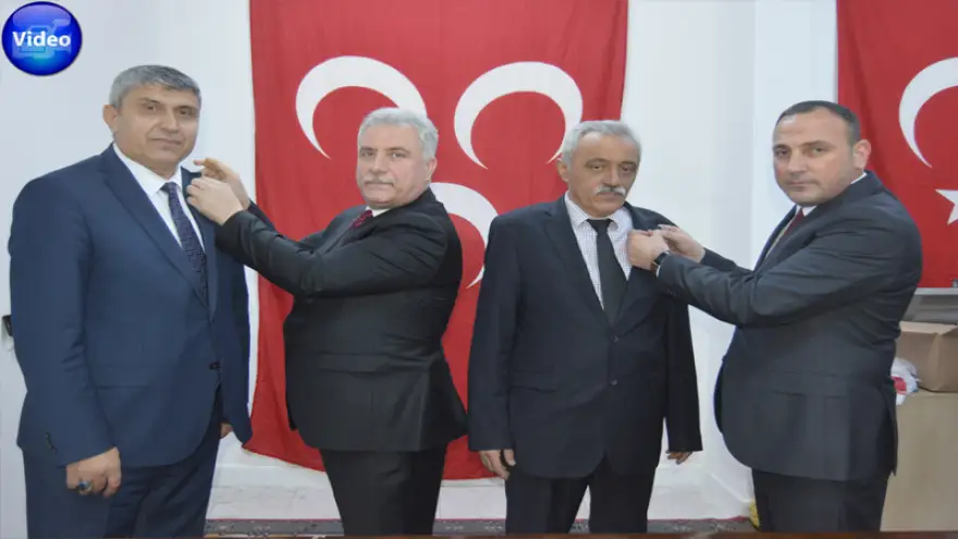 Meclis üyesi adayları üç hilal rozeti taktılar...


