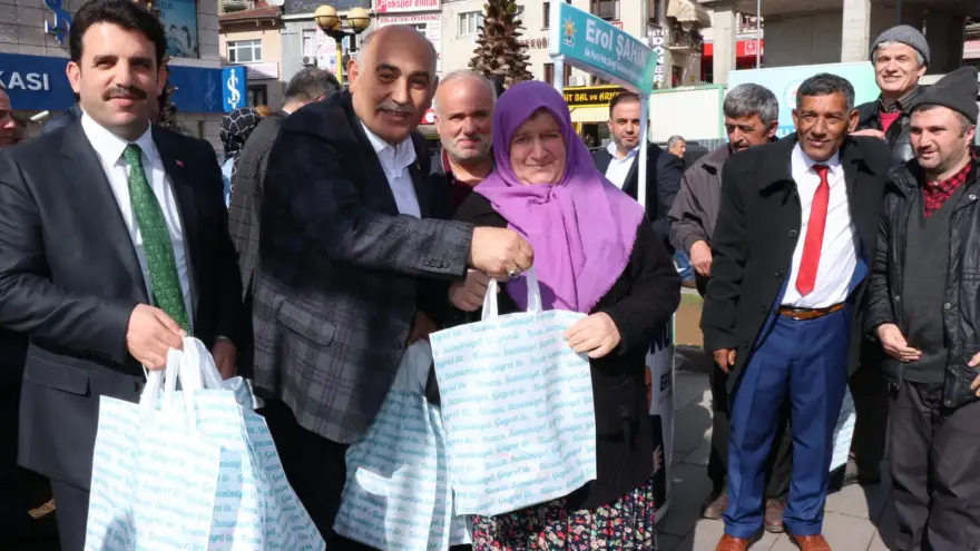 Erol Şahin 2 Bin kişiye Kandil simidi dağıttı...