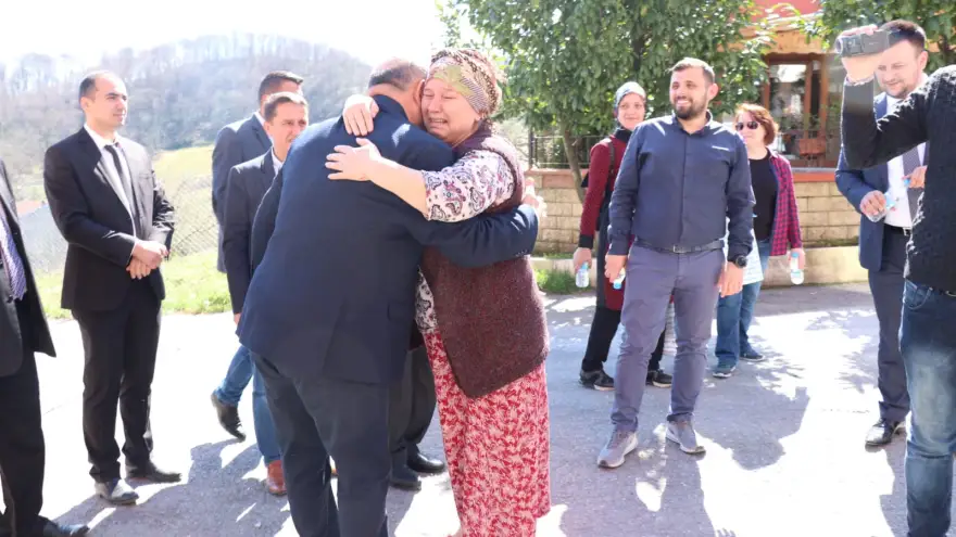 Şahin kapı kapı vatandaşı ziyaret ediyor ve destek istiyor