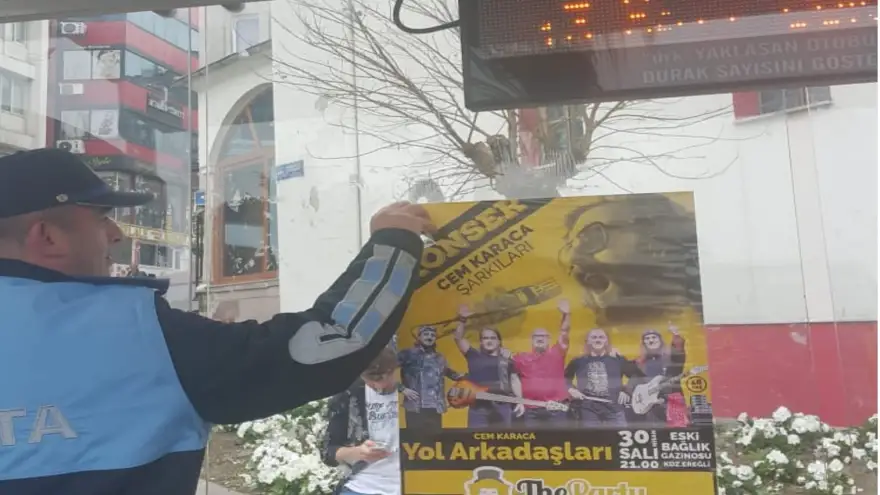Afişler zabıta ekipleri tarafından kaldırılıyor...
