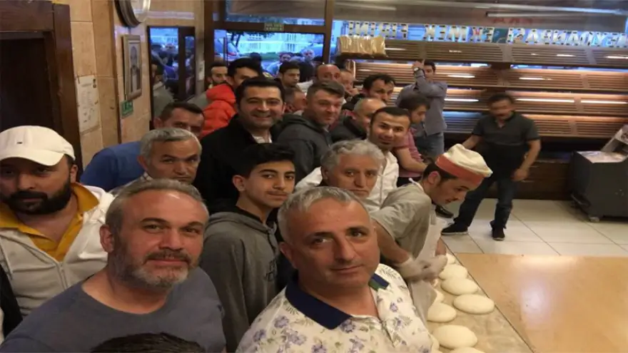 Sıcak pide kuyrukları Ramazan'a renk katıyor...