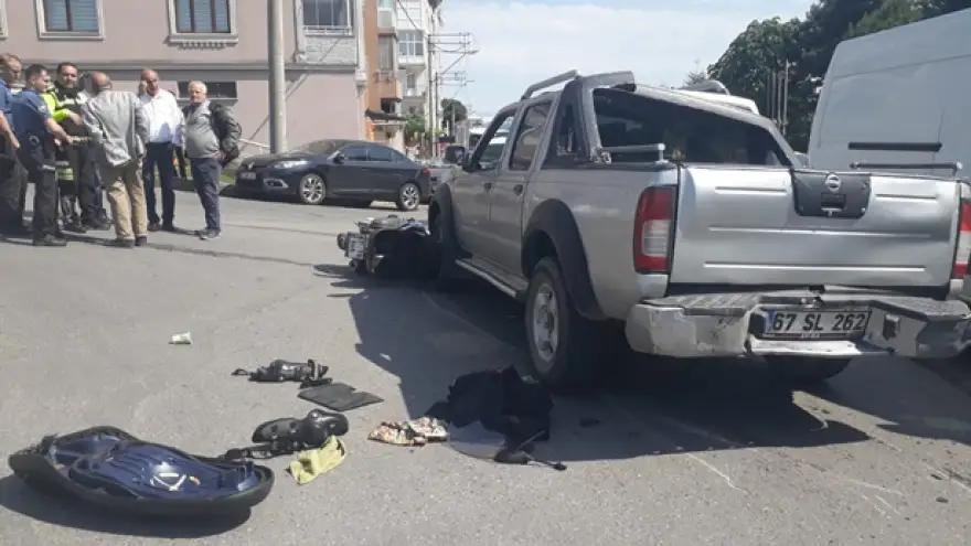 Motosiklet kamyonetin altına girdi…